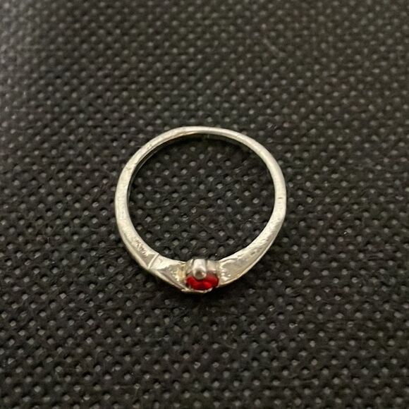 Small thin ring with a small red gem - Picture 2 of 6